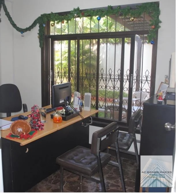Casa con super ubicación para oficinas - 8