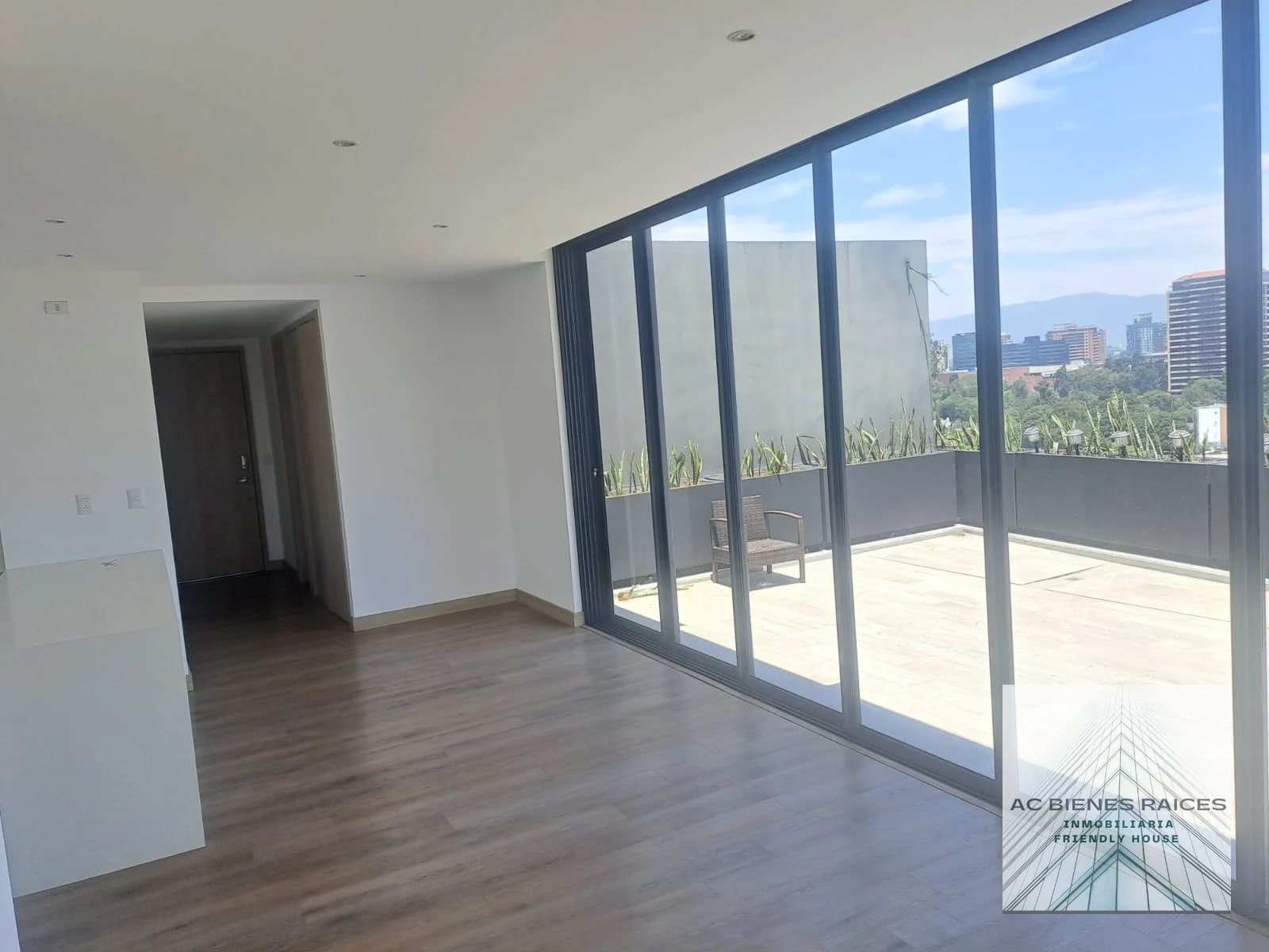 Apartamento con amplias terrazas zona 15 - 1