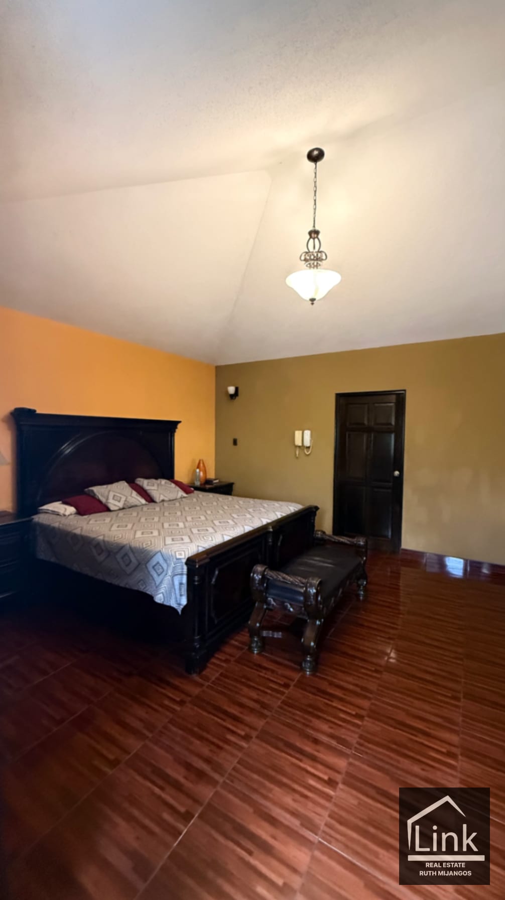 Preciosa Casa en Venta zona 8 de Mixco Condominio VISTA AL VALLE ORIENTE — Casa en Venta en Pinares de San Cristobal, Zona 8 Mixco, Guatemala, Ciudad — foto 13 de 14