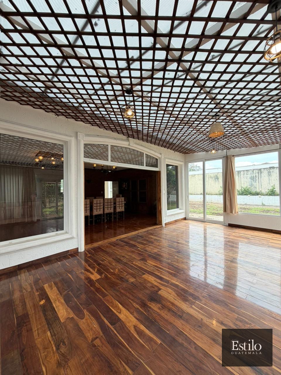 ESPECTACULAR CASA ESTILO MANSIÓN — Casa en Venta en Carretera a El Salvador, Guatemala, Ciudad — foto 2 de 15