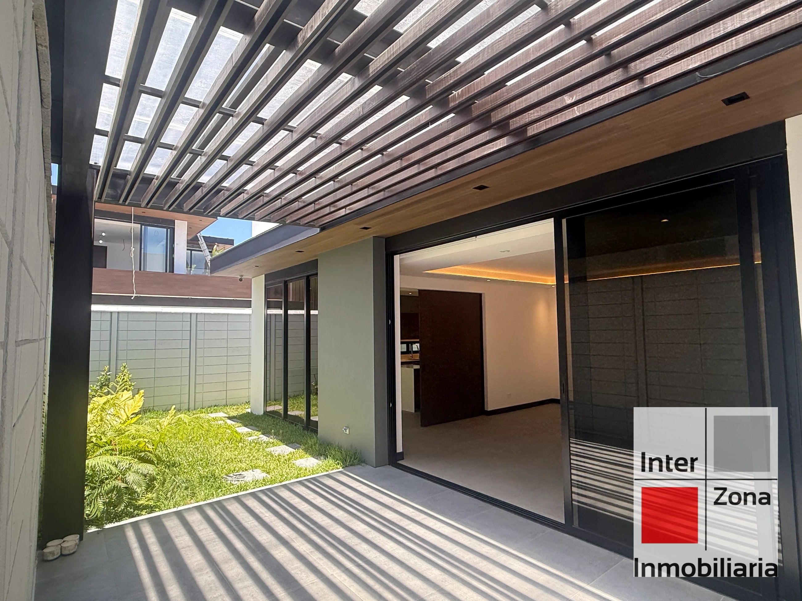 Casa en Molié, con elevador privado+panel solar. US$3,499 Junio 2026 — Casa en Alquiler en Zona 10, Guatemala, Ciudad — foto 1 de 16