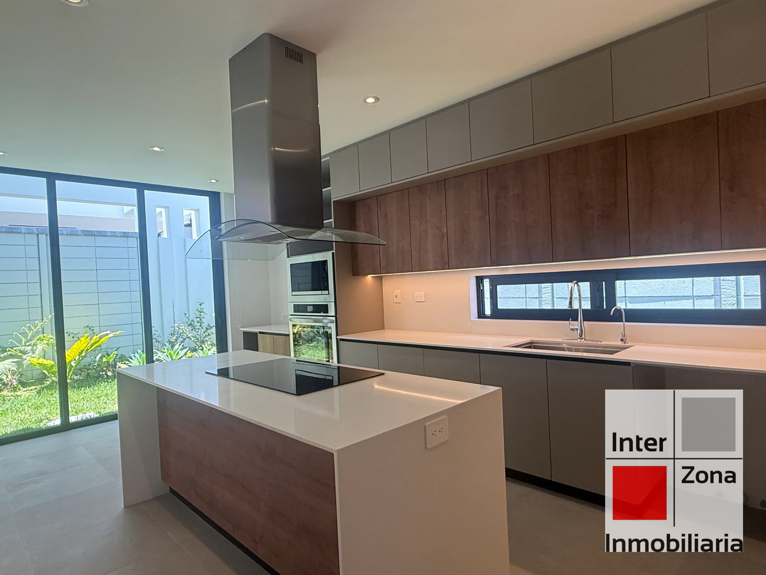 Casa en Molié, con elevador privado+panel solar. US$3,499 Junio 2026 — Casa en Alquiler en Zona 10, Guatemala, Ciudad — foto 4 de 16