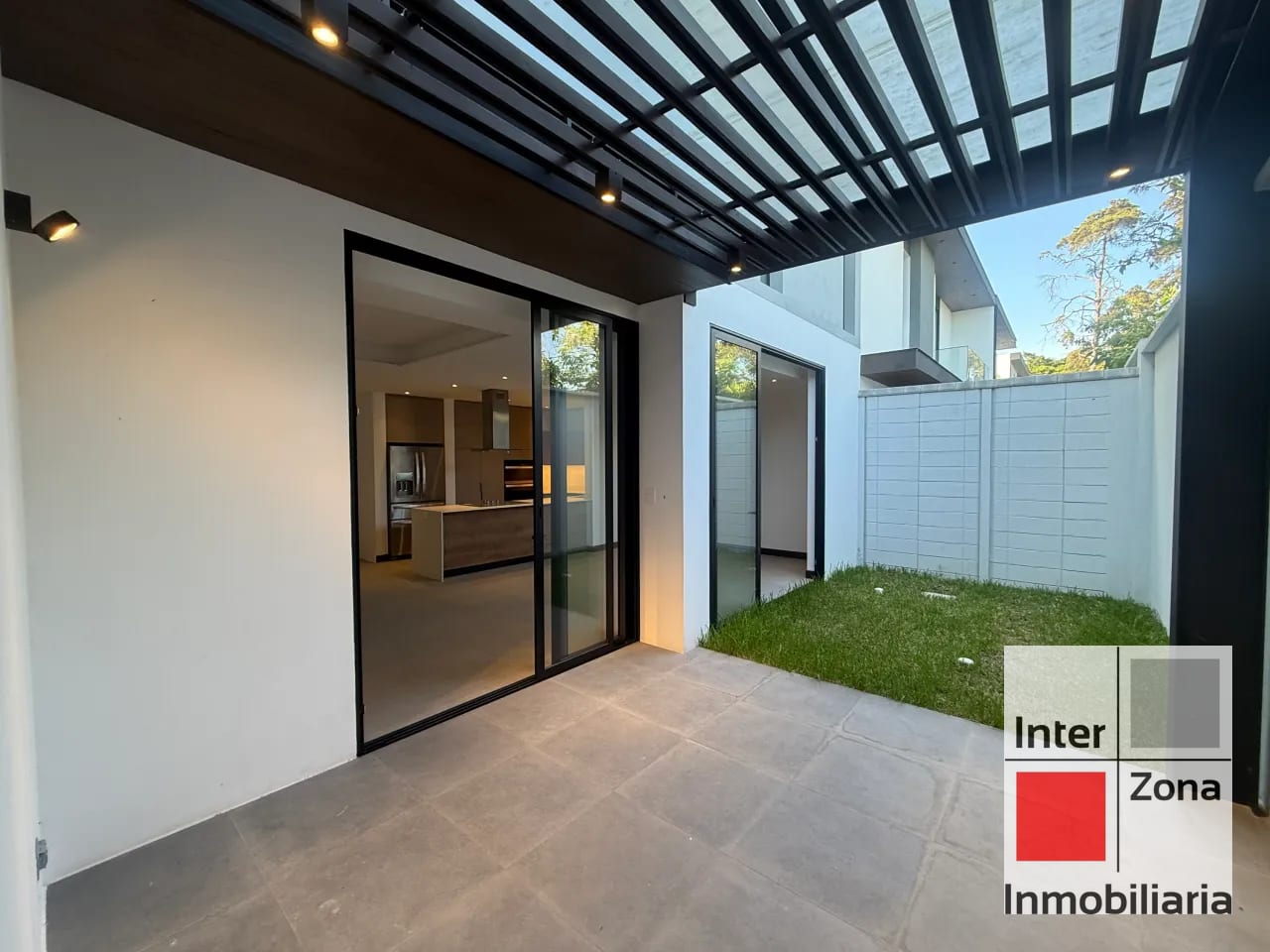 Casa en renta, Zona 10. Nueva y pet friendly. — Casa en Alquiler en Zona 10, Guatemala, Ciudad — foto 1 de 11