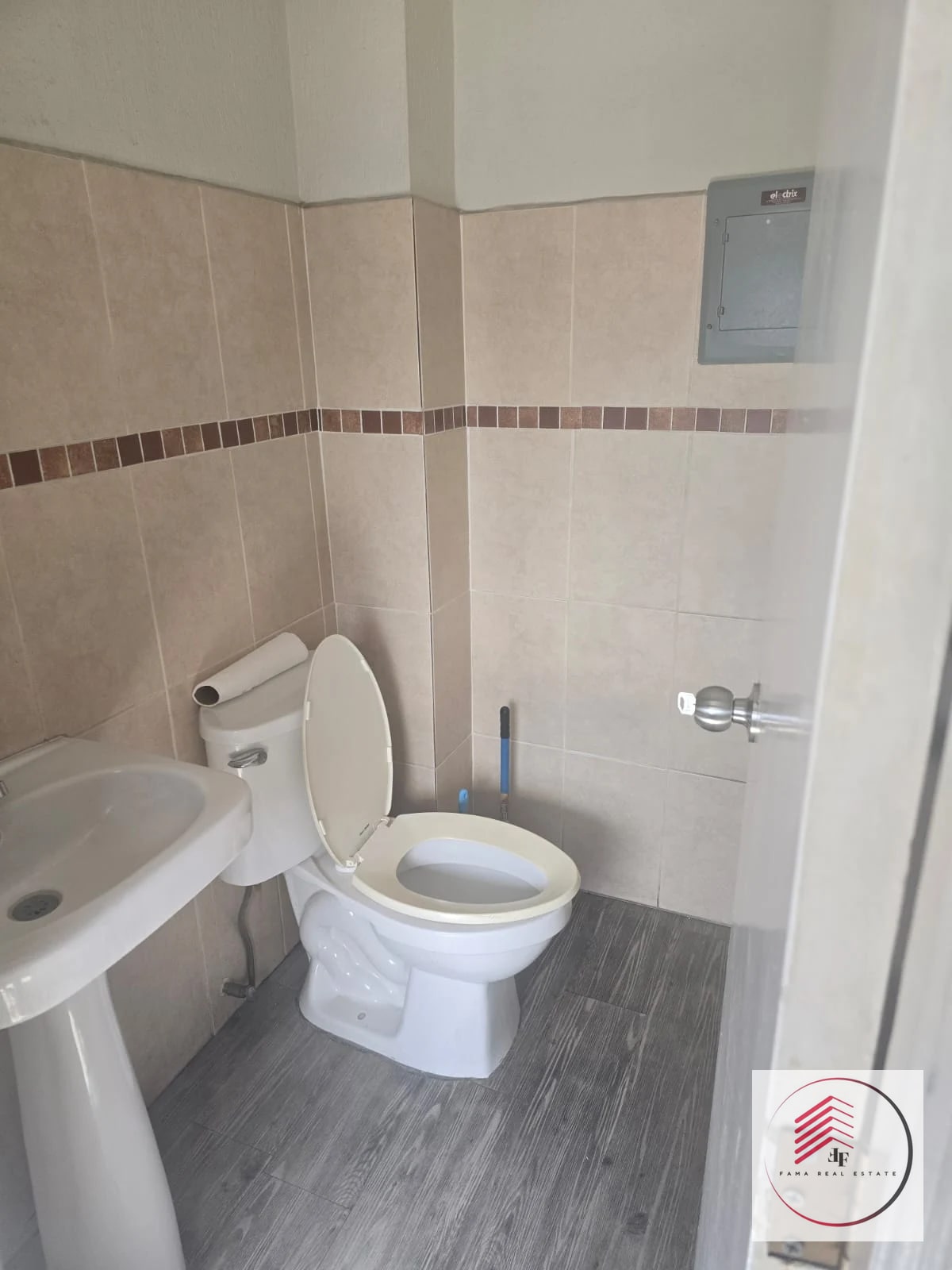 ALQUILER DE ESPACIOSA OFICINA EN EDIFICIO GEMINIS 10 EN ZONA 10 DE 140 M² — Oficina en Venta en Zona 10, Guatemala, Ciudad — foto 11 de 11