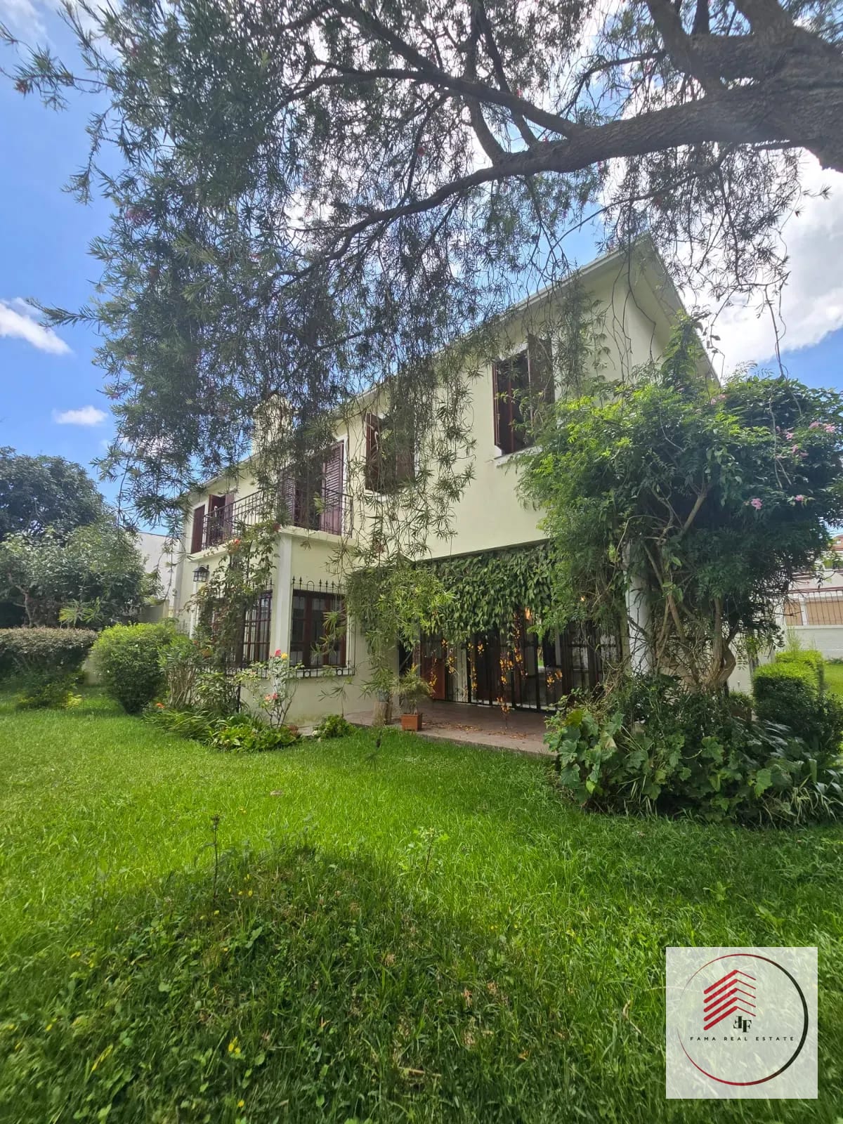 VENDO LINDA Y GRANDE CASA EN MANANTIALES CARRETERA A EL SALVADOR — Casa en Venta en San José Pinula, Guatemala, Ciudad — foto 1 de 17