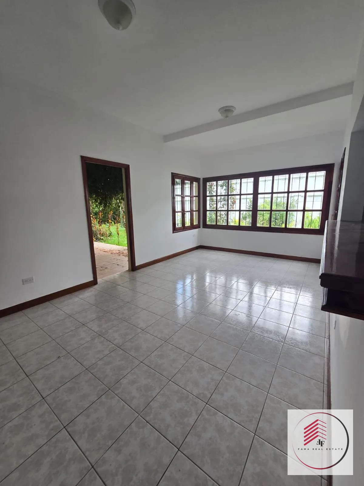 VENDO LINDA Y GRANDE CASA EN MANANTIALES CARRETERA A EL SALVADOR — Casa en Venta en San José Pinula, Guatemala, Ciudad — foto 3 de 17