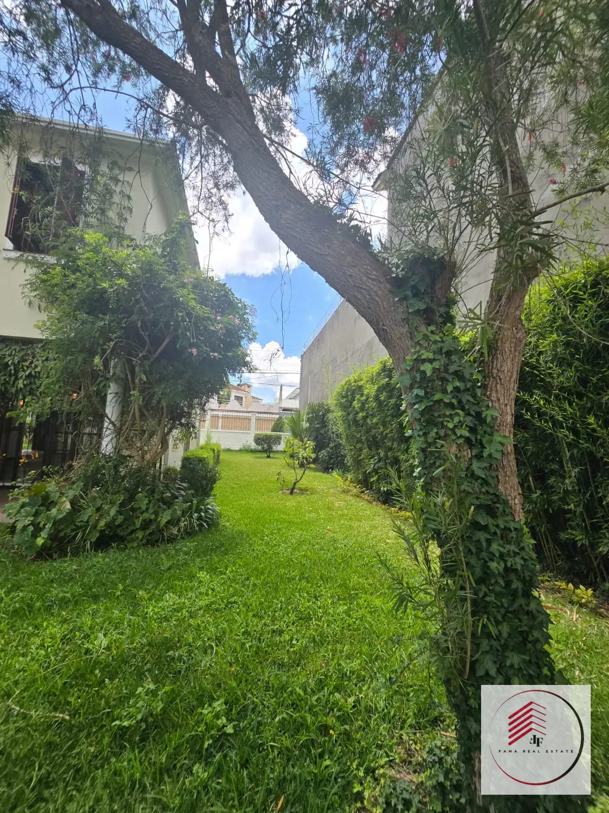 VENDO LINDA Y GRANDE CASA EN MANANTIALES CARRETERA A EL SALVADOR — Casa en Venta en San José Pinula, Guatemala, Ciudad — foto 4 de 17