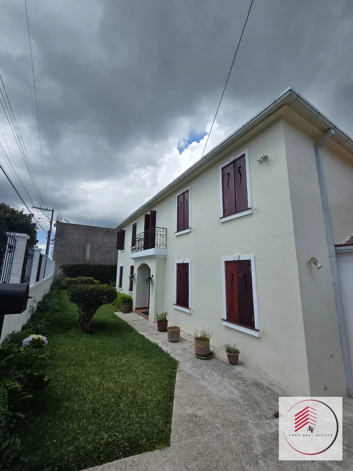 VENDO LINDA Y GRANDE CASA EN MANANTIALES CARRETERA A EL SALVADOR — Casa en Venta en San José Pinula, Guatemala, Ciudad — foto 10 de 17