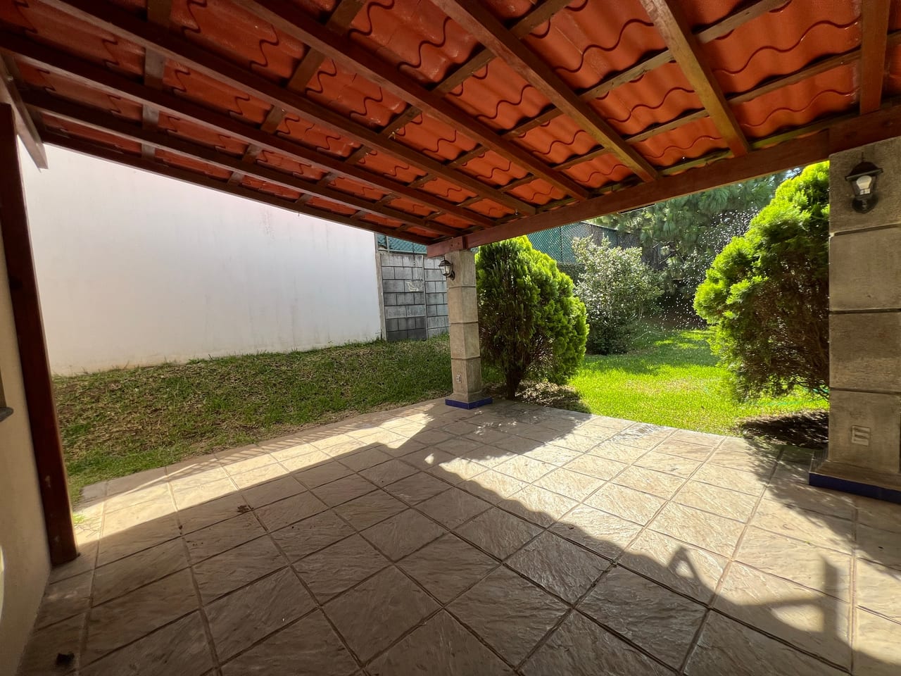 Alquilo linda casa La Fontana | Km 25.5 Carr. El Salvador — Casa en Alquiler en La Fontana III, Carretera a El Salvador, Guatemala, Ciudad — foto 4 de 17