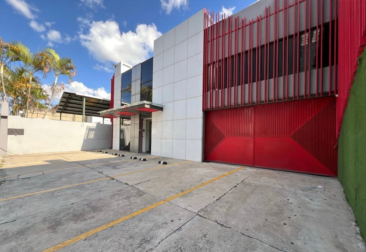 Alquiler de Edificio de 2 Niveles | 20 calle zona 10 (C) — Edificio en Alquiler en Zona 10, Guatemala, Ciudad — foto 1 de 15
