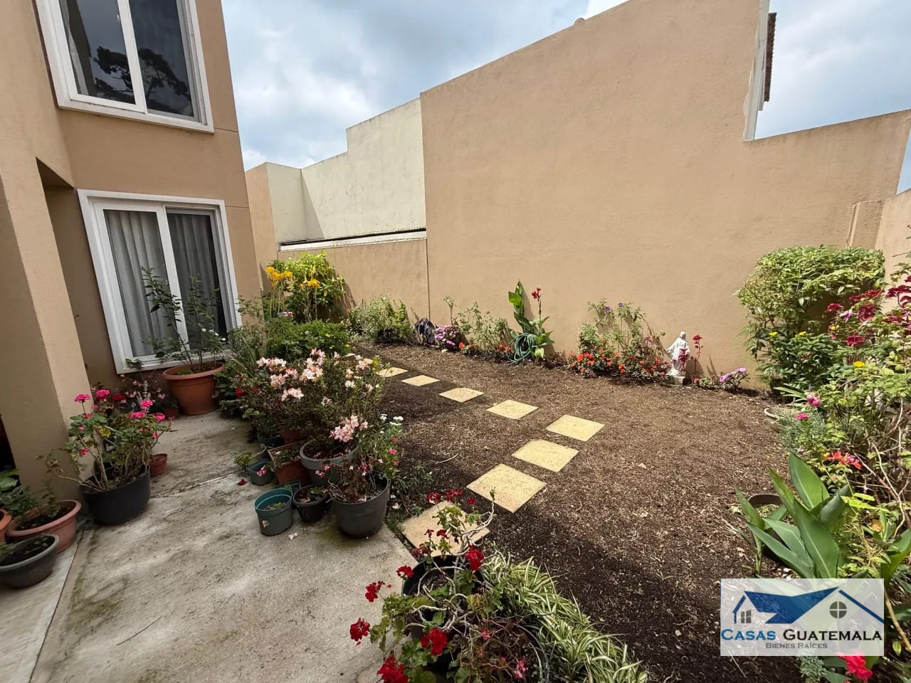 CASA EN VENTA EN CUMBRES DE LA ARBOLEDA Km 21 CAES — Casa en Venta en Cumbres de La Arboleda, Carretera a El Salvador, Guatemala, Ciudad — foto 4 de 17