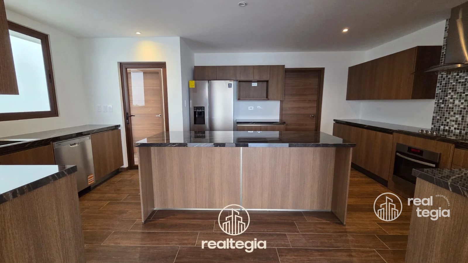 CASAS ALTOS DE LOMAS DE SAN ISIDRO ZONA 16 — Casa en Venta en Zona 16, Guatemala, Ciudad — foto 1 de 17