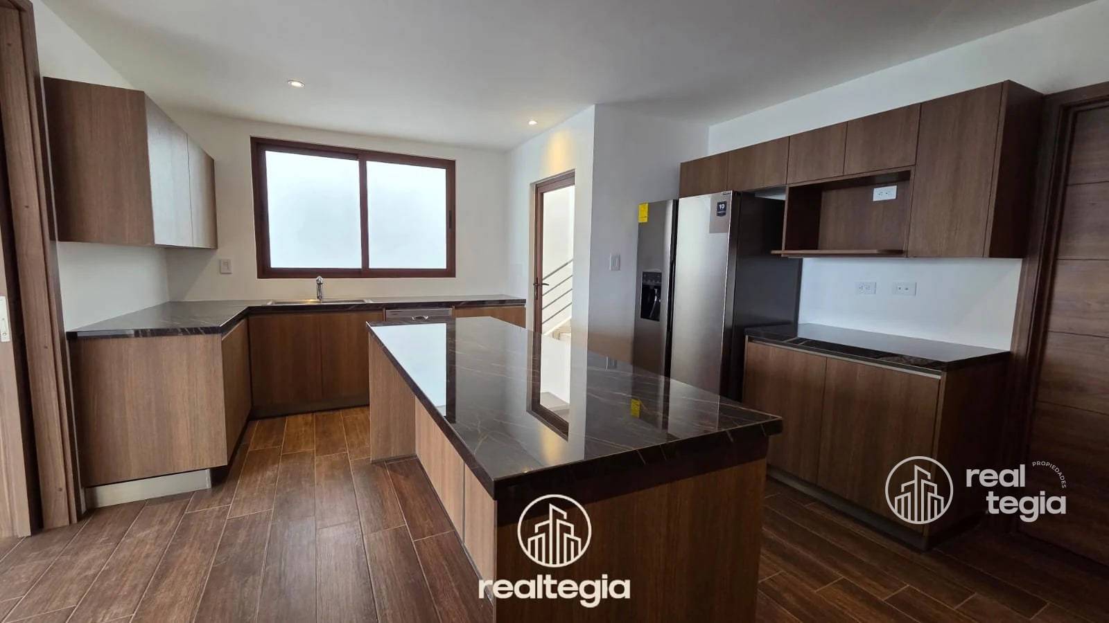 CASAS ALTOS DE LOMAS DE SAN ISIDRO ZONA 16 — Casa en Venta en Zona 16, Guatemala, Ciudad — foto 4 de 17