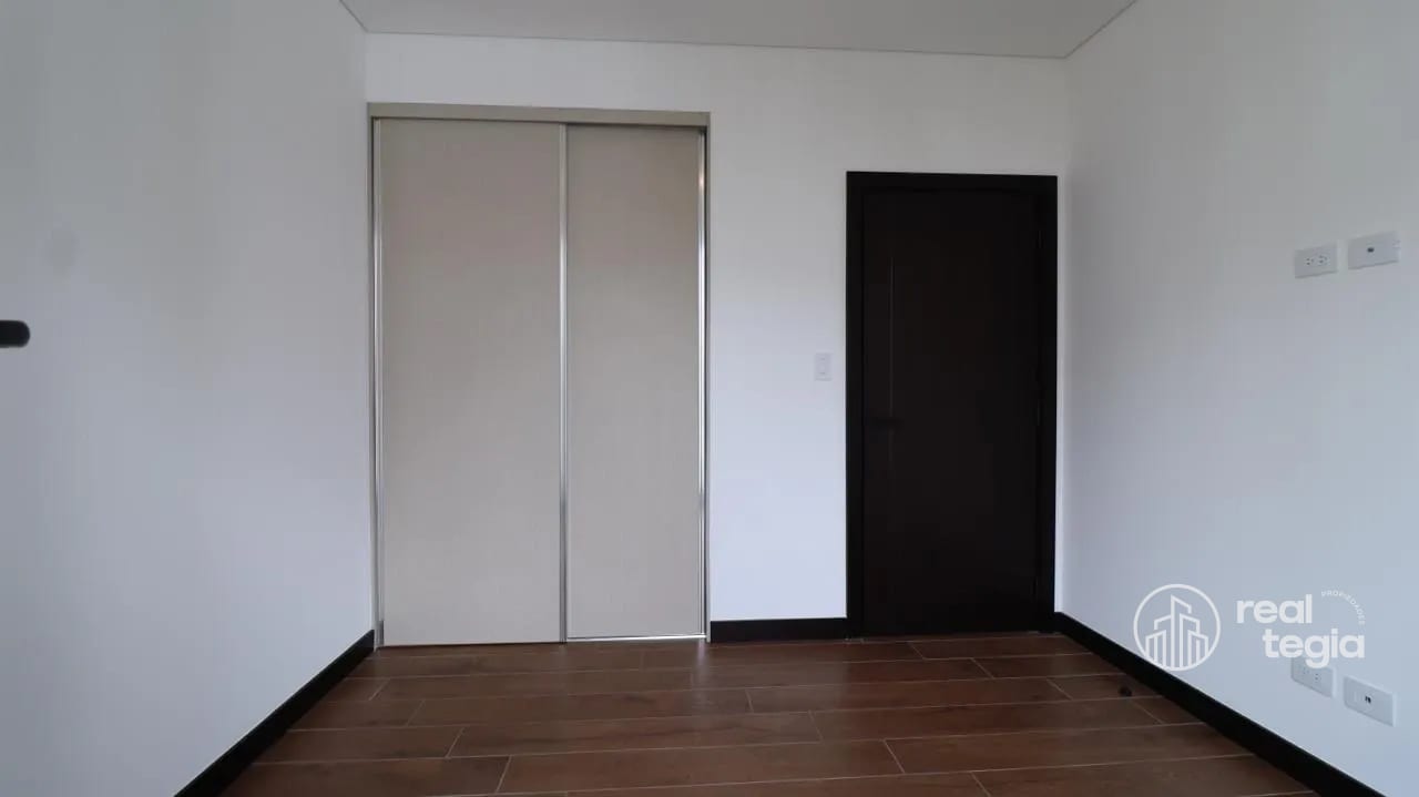 APARTAMENTO LIRIOS DE CAYALÁ ZONA 16 — Apartamento en Alquiler en Zona 16, Guatemala, Ciudad — foto 4 de 7