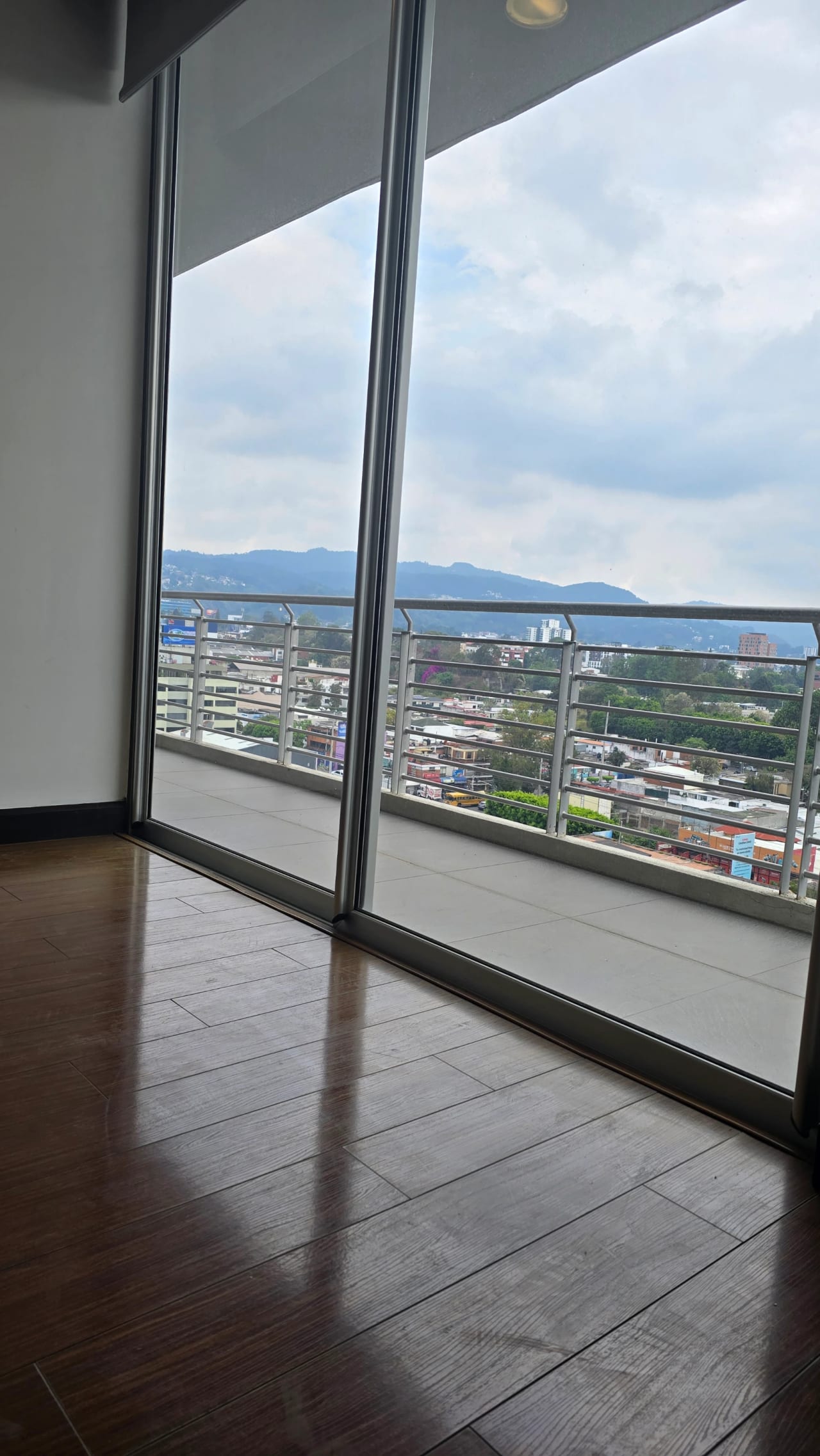 Moderno y cómodo apartamento en alquiler en zona 10 — Apartamento en Alquiler en 19-10, Zona 10, Guatemala, Ciudad — foto 2 de 8