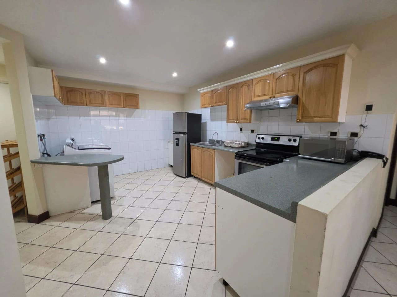 Apartamento Amueblado en Renta Zona 10 cod.CA37052 — Apartamento en Alquiler en Zona 10, Guatemala, Ciudad — foto 3 de 10
