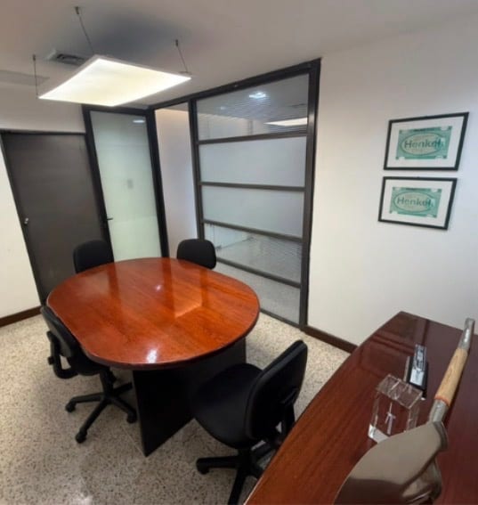 Oficina de 120 m² en Zona 10 — Oficina en Alquiler en Zona 10, Guatemala, Ciudad — foto 1 de 9