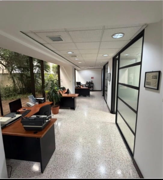 Oficina de 120 m² en Zona 10 — Oficina en Alquiler en Zona 10, Guatemala, Ciudad — foto 2 de 9