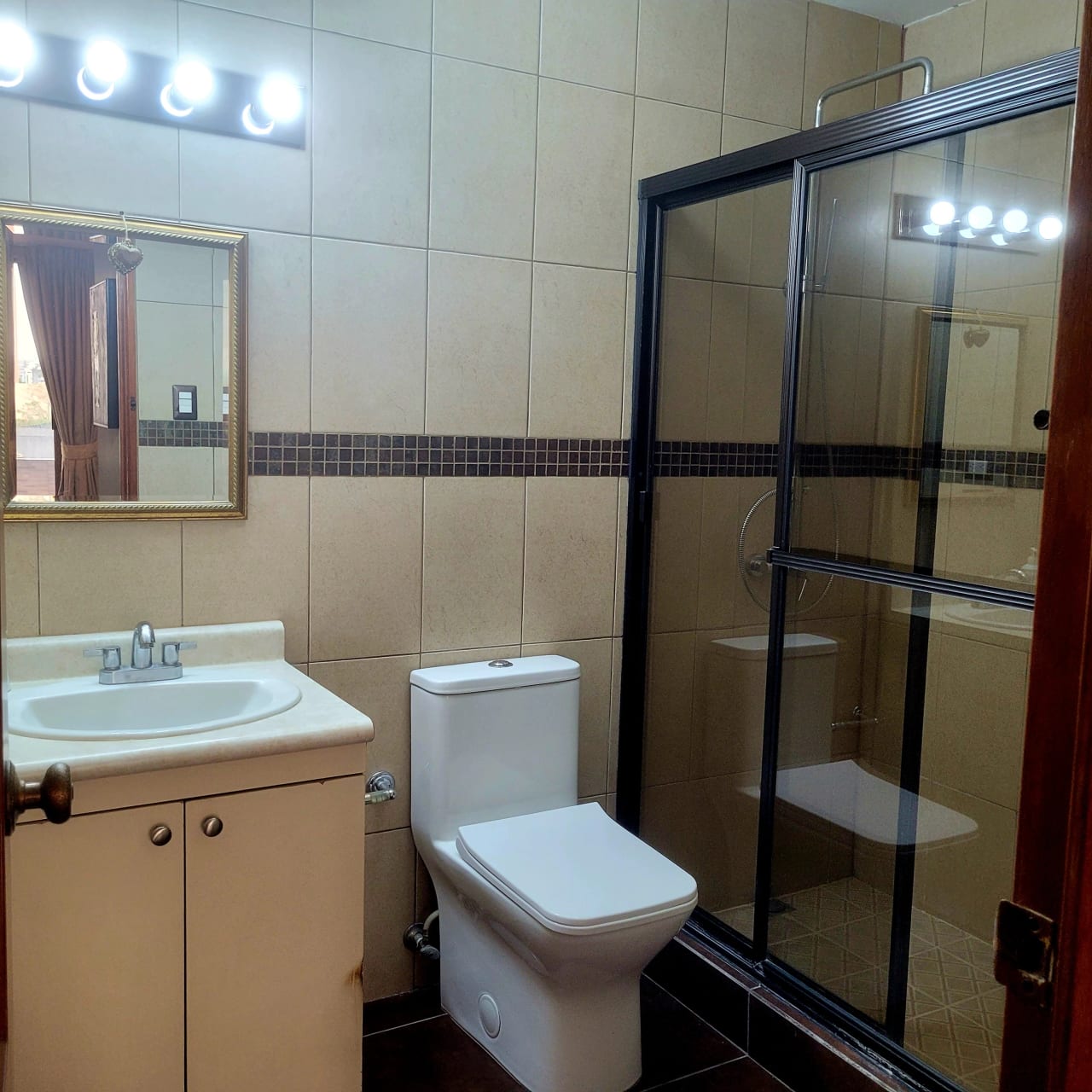 Amplio y Céntrico Apto Amoblado en Renta Edificio Avenida Zona 10 — Apartamento en Alquiler en Zona 10, Guatemala, Ciudad — foto 11 de 12