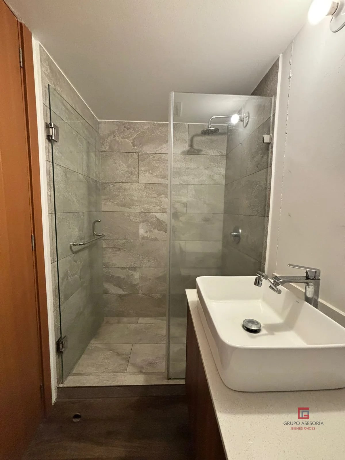 Único apartamento en edificio Vidalta zona 11 - 8