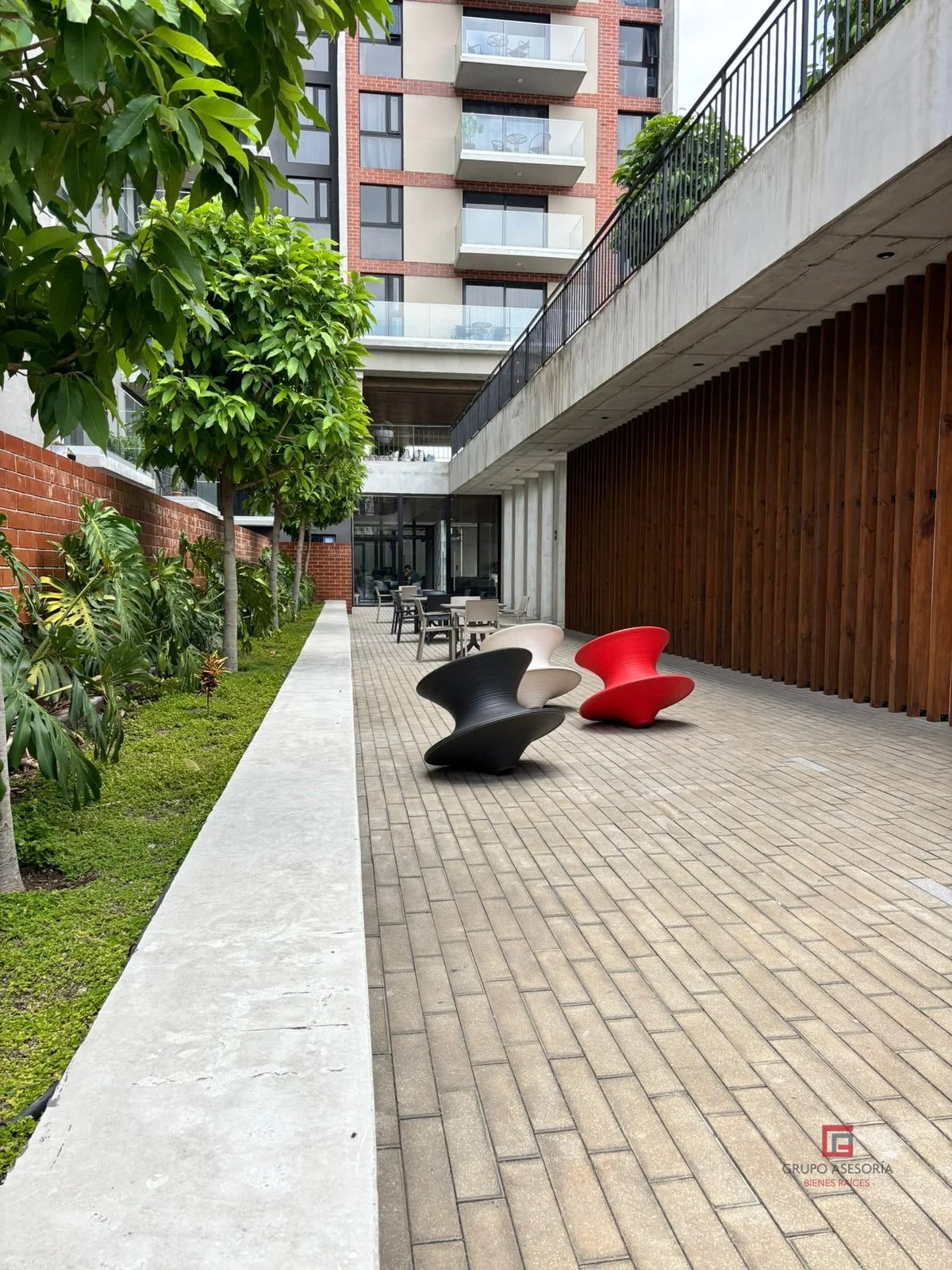Único apartamento en edificio Vidalta zona 11 - 12