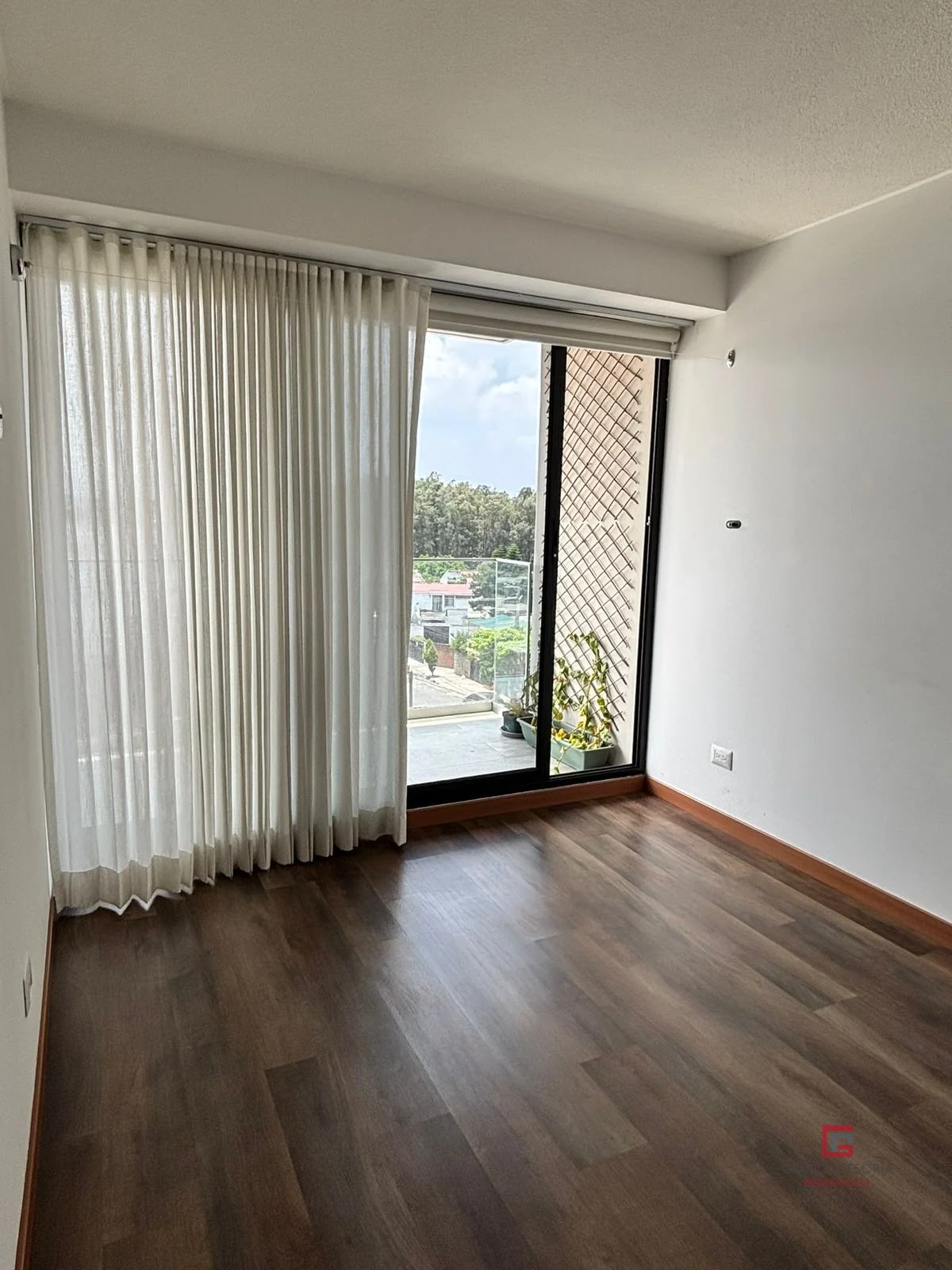 Único apartamento en edificio Vidalta zona 11 - 15