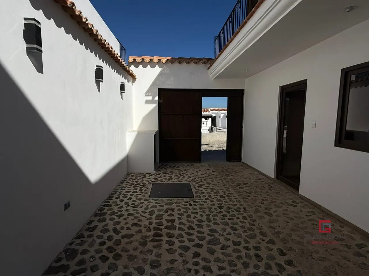 Garaje — Acogedora Casa en venta Barrios Coloniales — Casa en Venta en San Pedro Las Huertas, Antigua, Sacatepéquez — foto 14 de 17