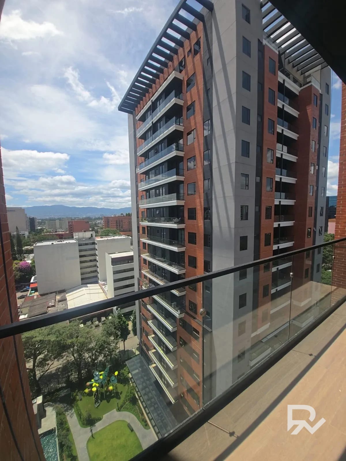 Alquiler de apartamento en Ferre Diez, en zona 10 — Apartamento en Alquiler en Zona 10, Guatemala, Ciudad — foto 2 de 15