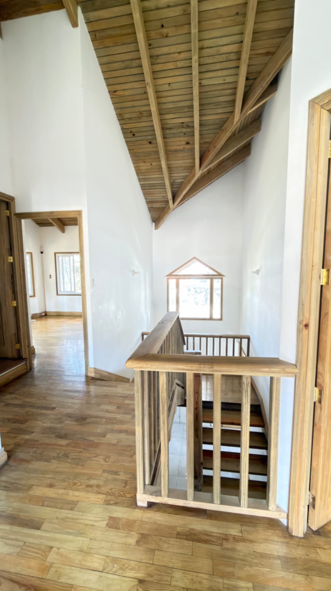 CASA GRANDE EN MADERA/ Ubicada a 500 mts del Club Campestre La Montaña — Casa en Venta en Club Campestre La Montaña, Zona 6 Mixco, Guatemala, Ciudad — foto 12 de 14