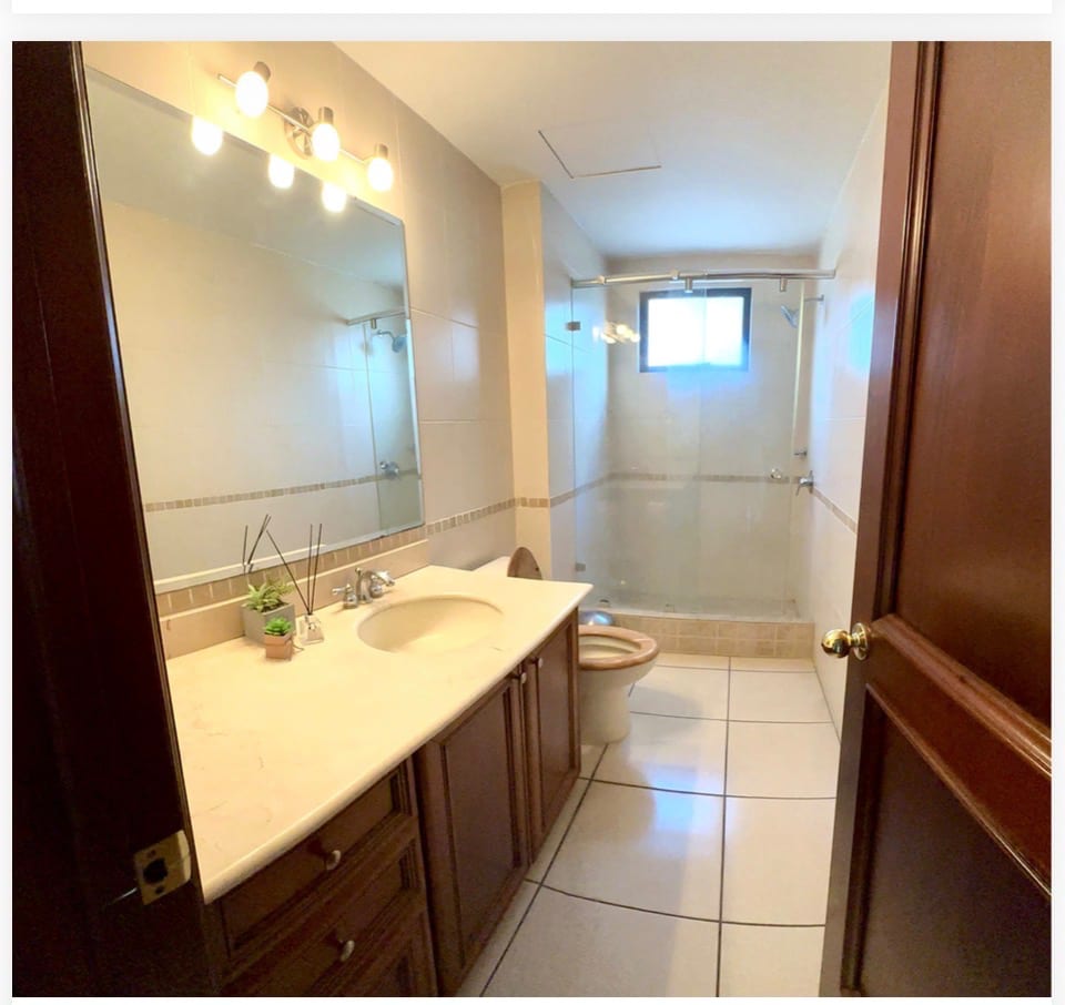 Renta de Apartamento Amueblado Altos de Santa Clara Z.10 — Apartamento en Alquiler en Altos de Santa Clara, Zona 10, Guatemala, Ciudad — foto 12 de 12