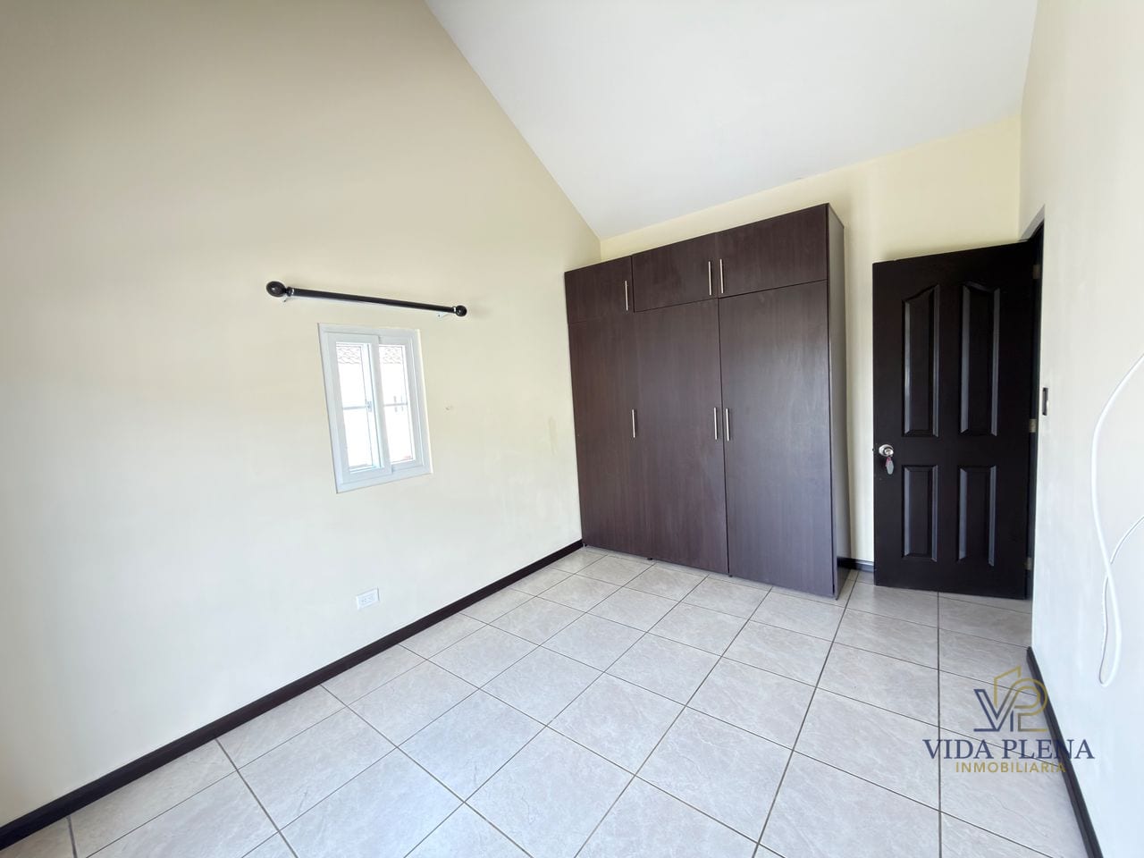 Casa en Renta Tipo Navarra Esquina /Condado Naranjo — Casa en Alquiler en Condado Naranjo, Zona 4 Mixco, Guatemala, Ciudad — foto 8 de 17