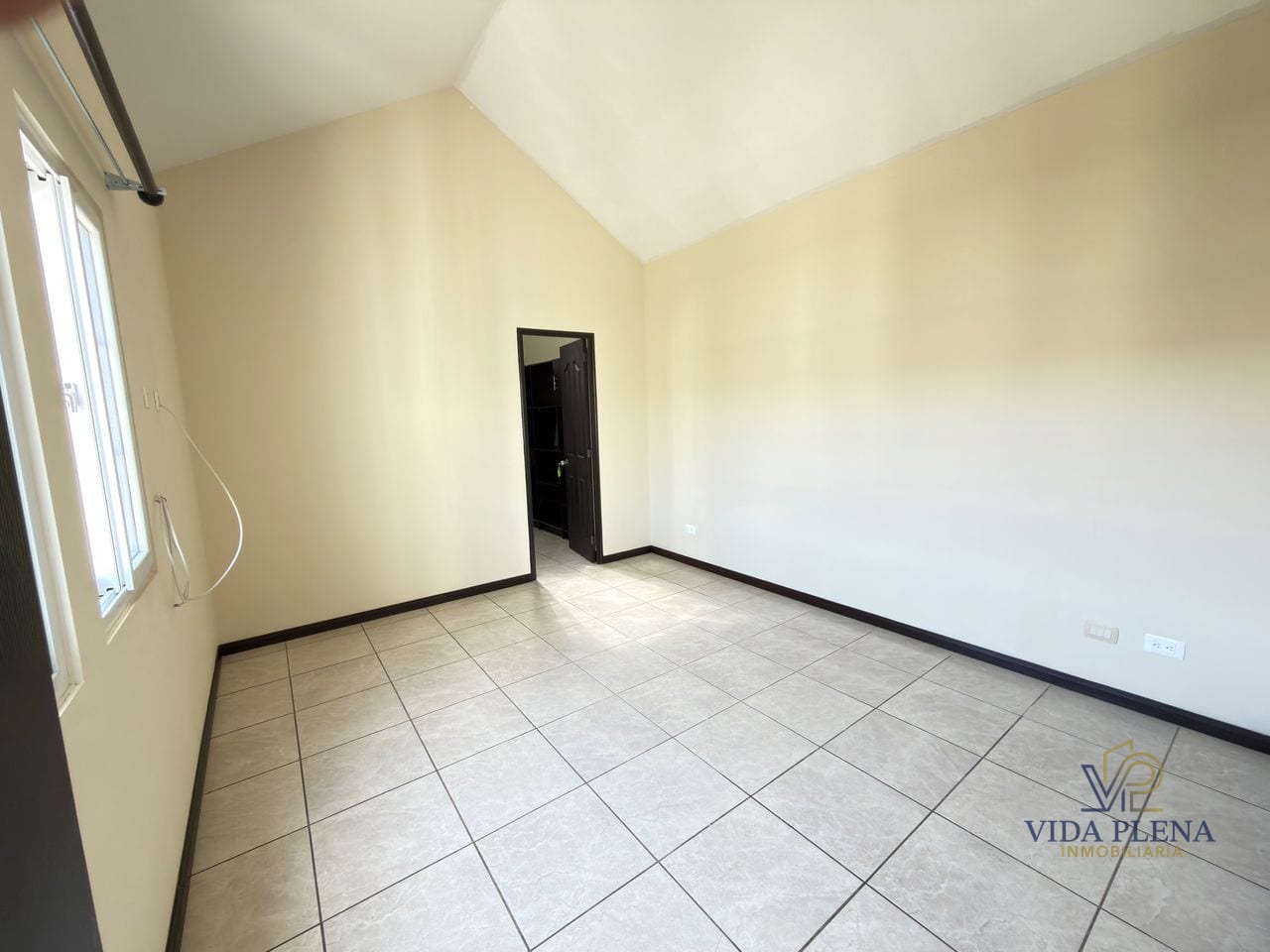 Casa en Renta Tipo Navarra Esquina /Condado Naranjo — Casa en Alquiler en Condado Naranjo, Zona 4 Mixco, Guatemala, Ciudad — foto 10 de 17