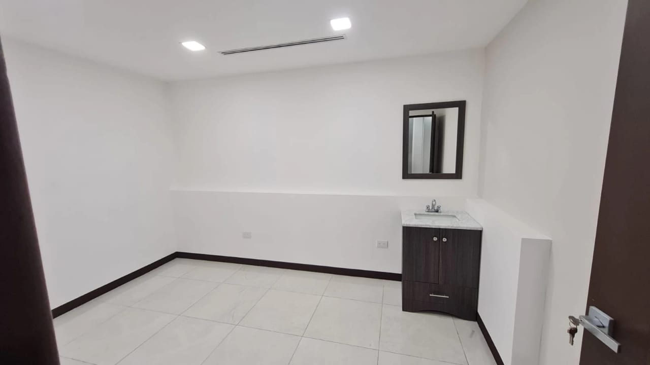 CLINICAS PEQUEÑAS EN RENOVATI ZONA 10 — Clínica en Alquiler en Renovati, Zona 10, Guatemala, Ciudad — foto 6 de 8