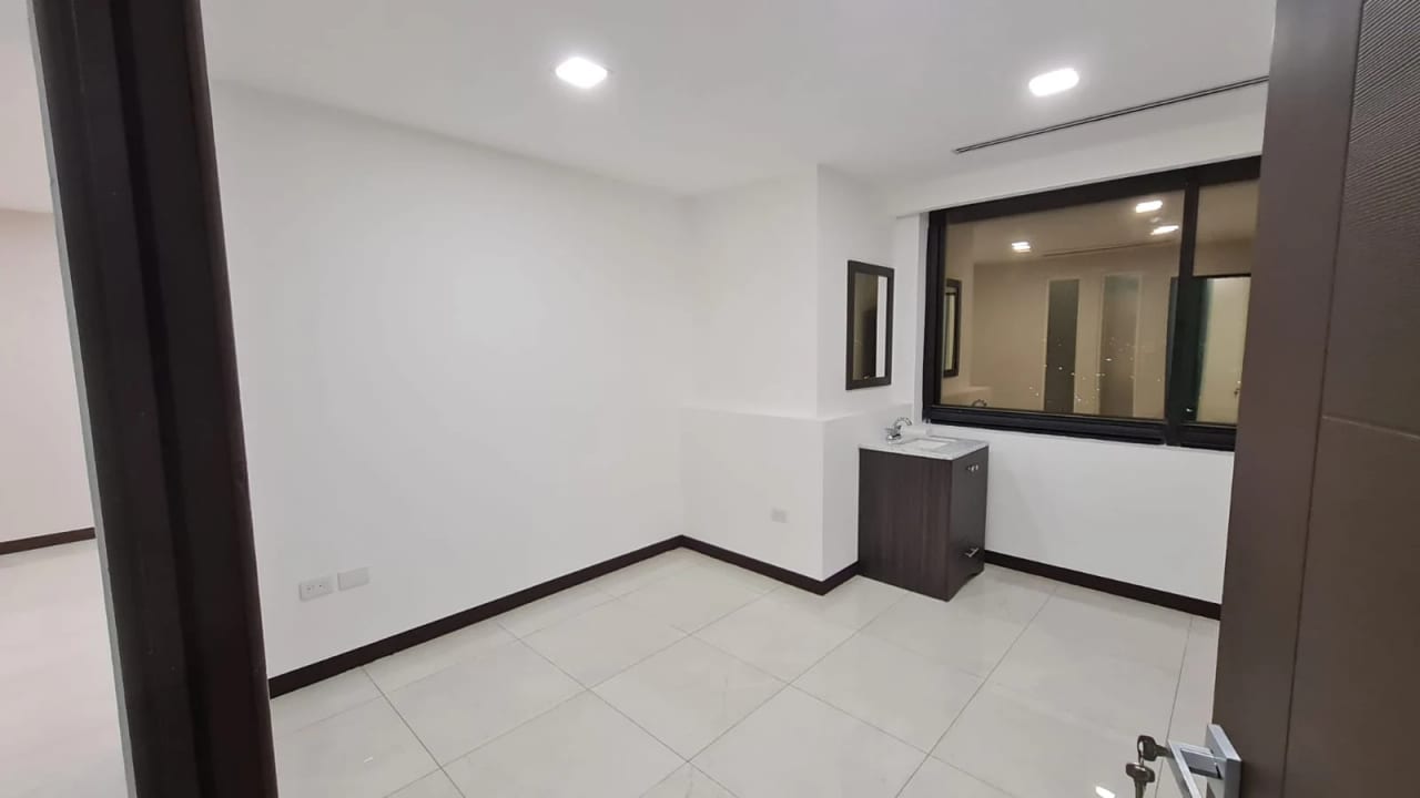 CLINICAS PEQUEÑAS EN RENOVATI ZONA 10 — Clínica en Alquiler en Renovati, Zona 10, Guatemala, Ciudad — foto 7 de 8