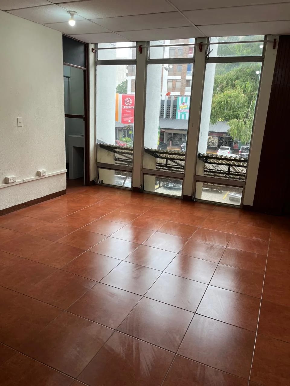 OFICINA EN TIVOLI, ZONA 9 — Oficina en Alquiler en Tívoli, Zona 9, Guatemala, Ciudad — foto 1 de 8
