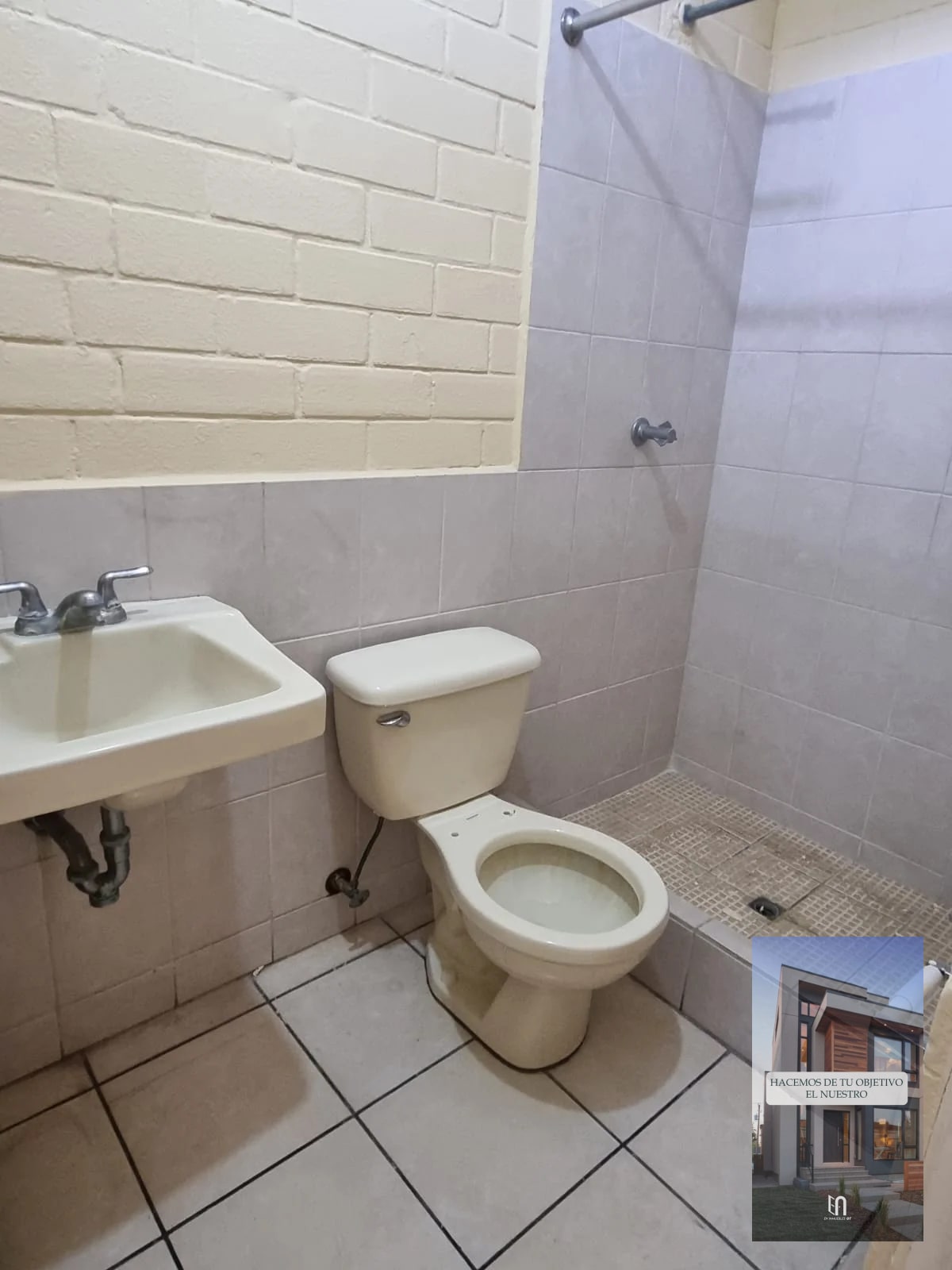 VENDO CASA DE 1 NIVEL EN LOS OLIVOS ZONA 18 - 6