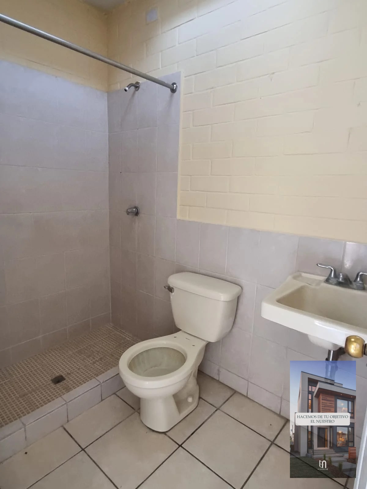 VENDO CASA DE 1 NIVEL EN LOS OLIVOS ZONA 18 - 7
