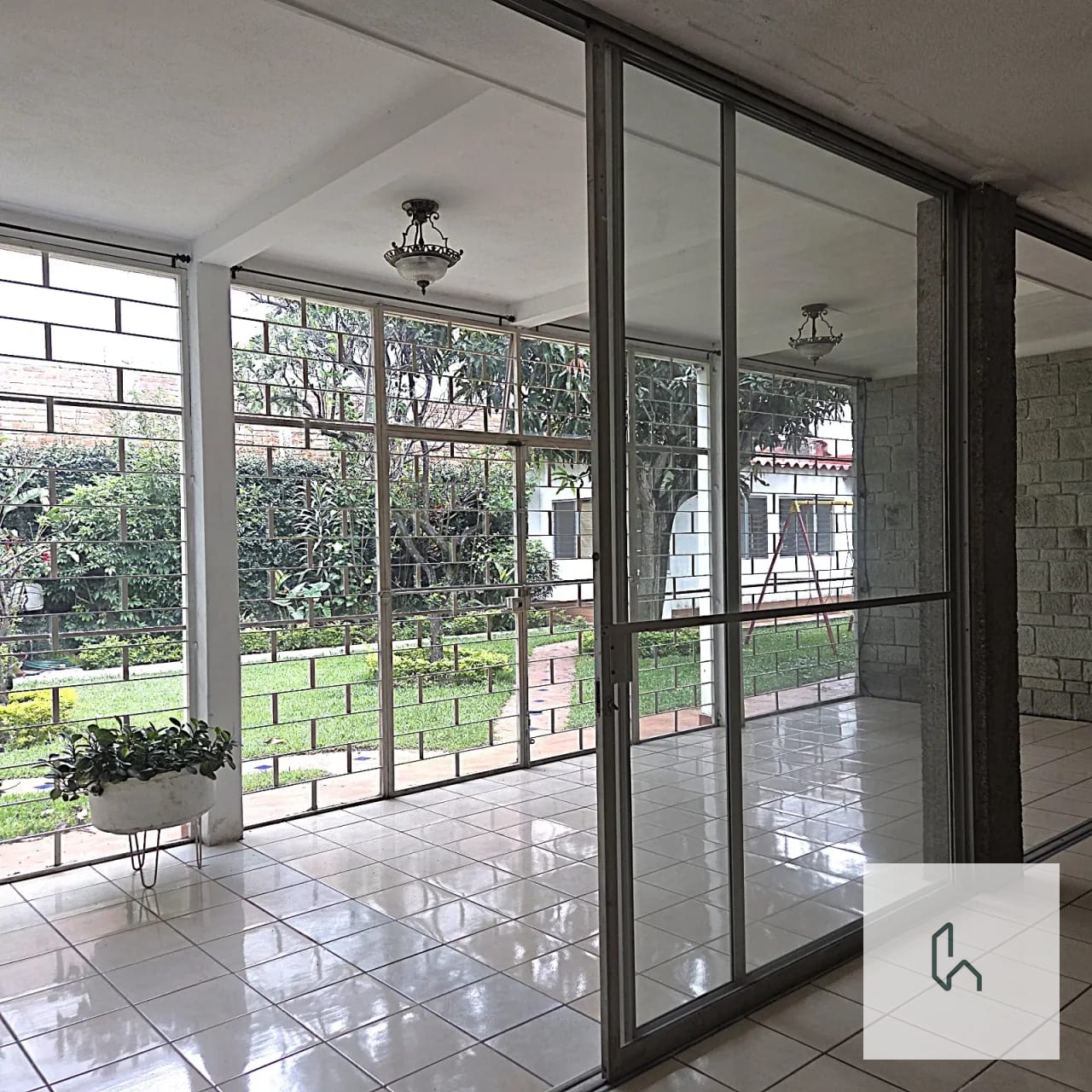 AMPLIA CASA EN RENTA EN ZONA 10 — Casa en Alquiler en Zona 10, Guatemala, Ciudad — foto 5 de 16