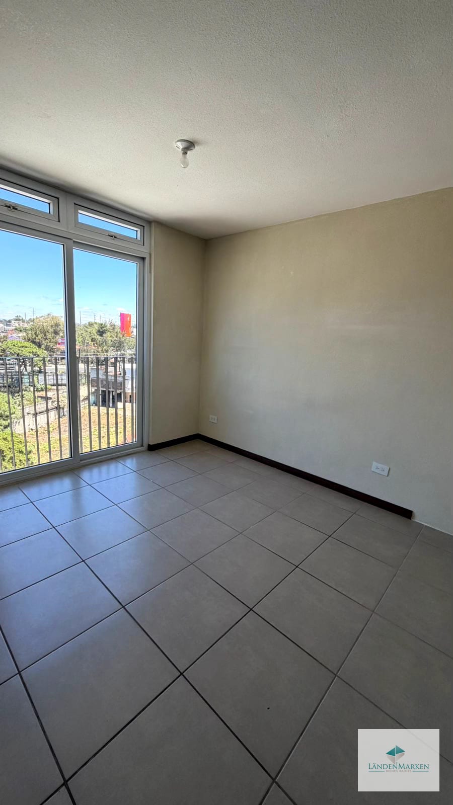 AMPLIO APARTAMENTO EN EDIFICIO AKARI ZONA 2 DE MIXCO — Apartamento en Alquiler en Akari, Zona 2 Mixco, Guatemala, Ciudad — foto 4 de 14
