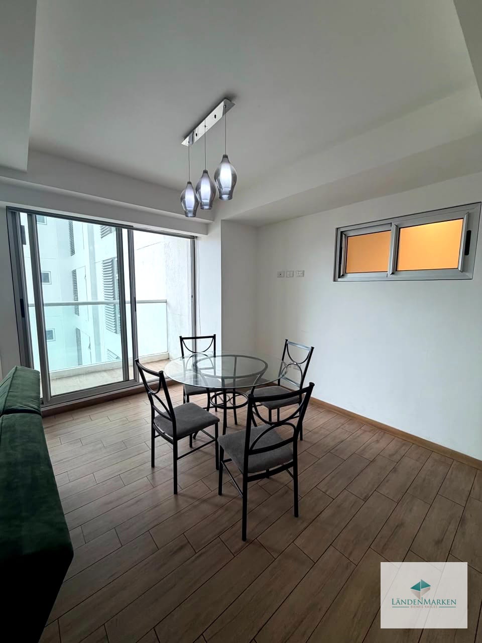 AMPLIO APARTAMENTO SEMI-AMUEBLADO EN EDIFICIO MODERNO EN ZONA 10 — Apartamento en Alquiler en City Haus, Zona 10, Guatemala, Ciudad — foto 4 de 9