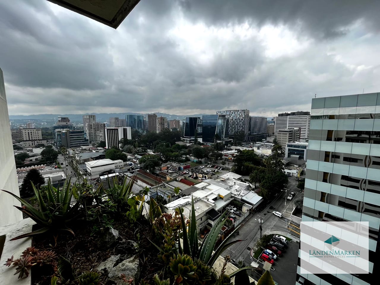 ALQUILER DE AMPLIO APARTAMENTO EN ZONA 10 — Apartamento en Alquiler en Zona 10, Guatemala, Ciudad — foto 5 de 17