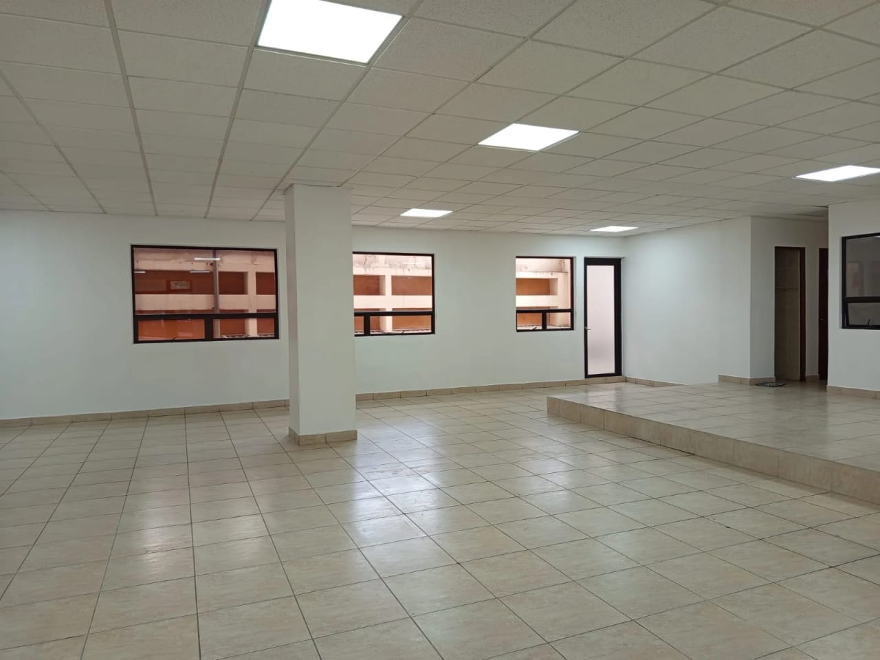 SE RENTA AMPLIA OFICINA CORPORATIVA DE 240 MT2 EN ZONA 13 — Oficina en Alquiler en Zona 13, Guatemala, Ciudad — foto 8 de 17