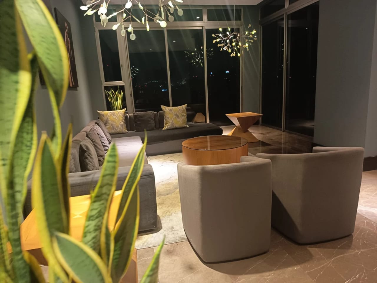 Apartamento en alquiler, Edificio Santa Sofia, zona 10 — Apartamento en Alquiler en Santa Sofía, Zona 10, Guatemala, Ciudad — foto 1 de 11