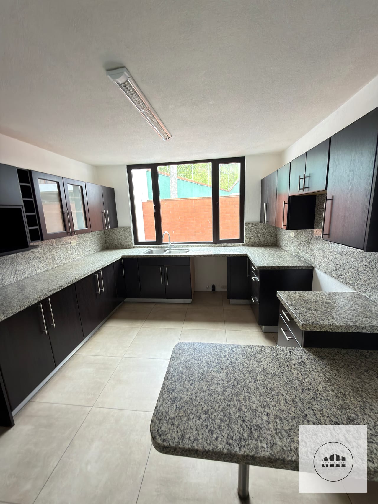 Bellisima casa en renta zona 10 — Casa en Alquiler en Zona 10, Guatemala, Ciudad — foto 4 de 17