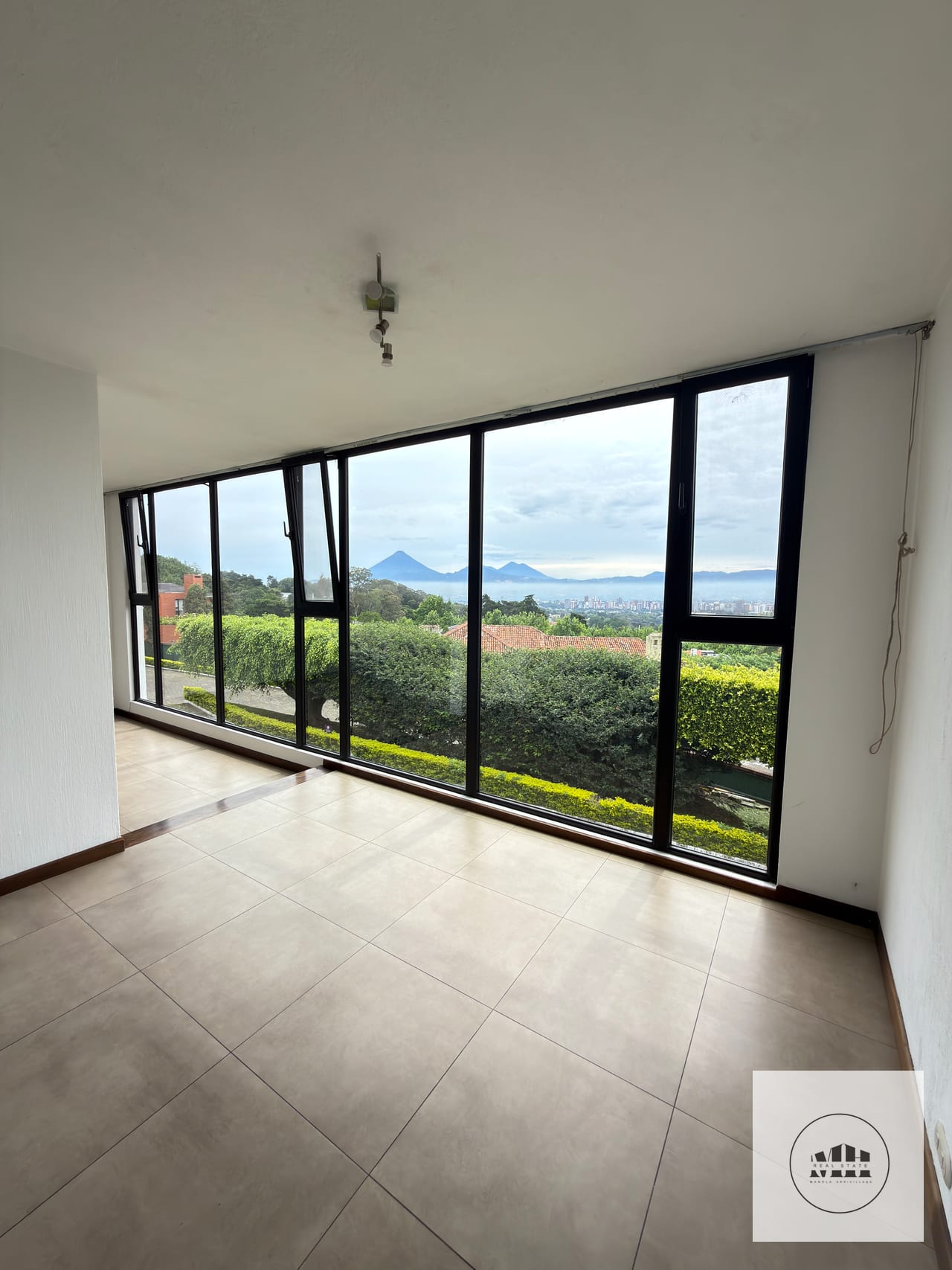 Bellisima casa en renta zona 10 — Casa en Alquiler en Zona 10, Guatemala, Ciudad — foto 14 de 17