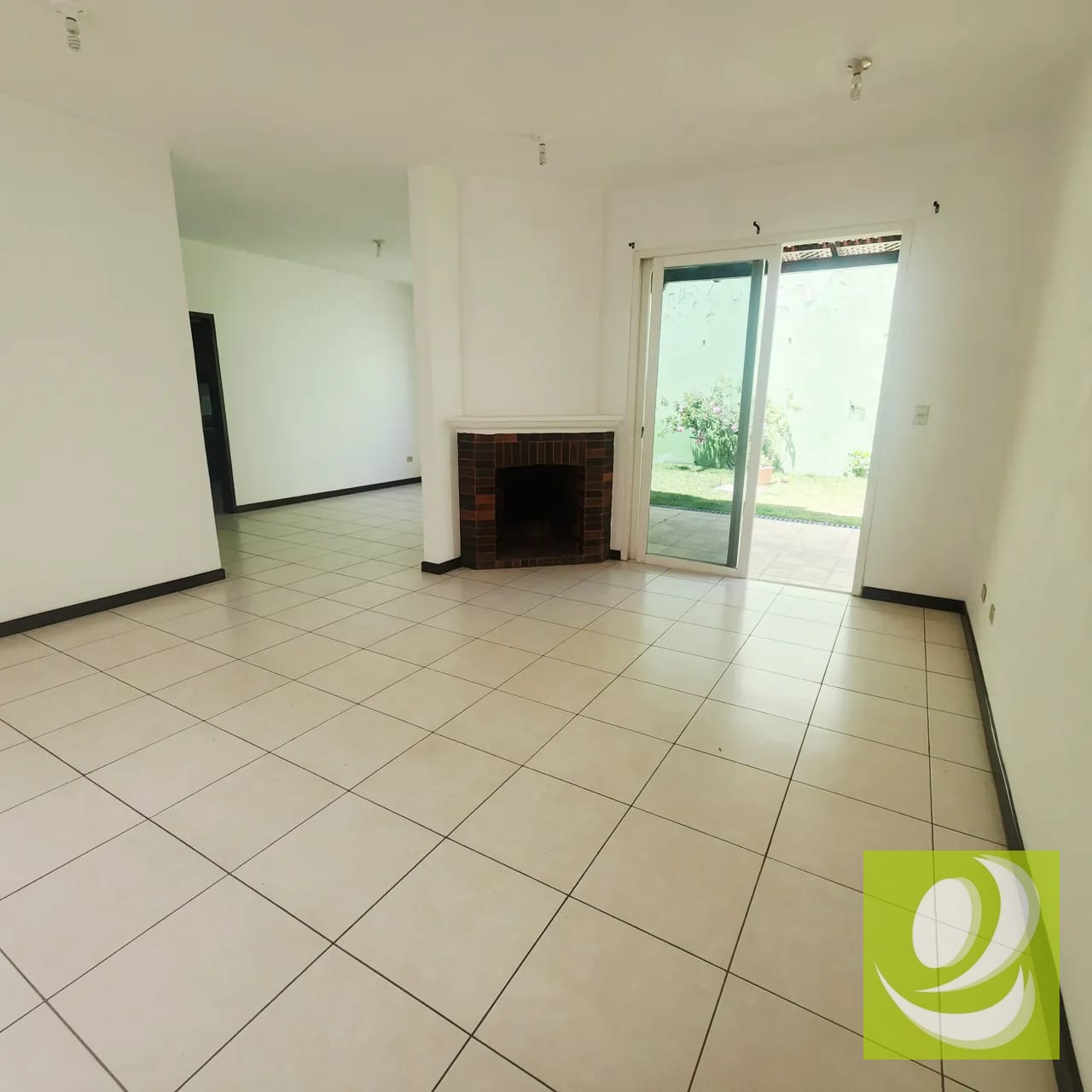 Vendo Casa en CAES ENTRE VERDES — Casa en Venta en Entreverdes, Carretera a El Salvador, Guatemala, Ciudad — foto 8 de 9