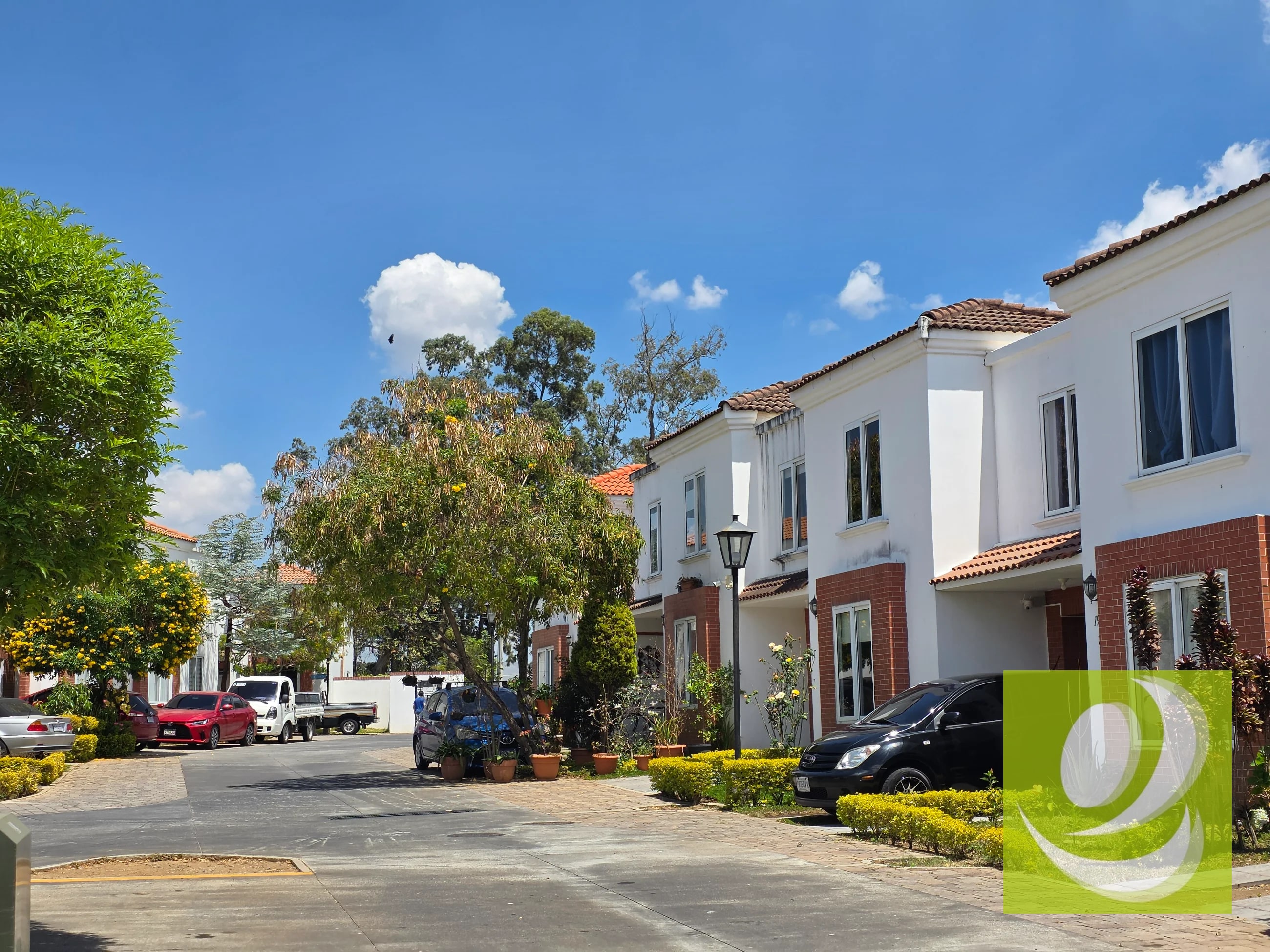VENDO CASA CON DOBLE TERRENO EN HACIENDA DE LAS FLORES VILLA NUEVA - 1