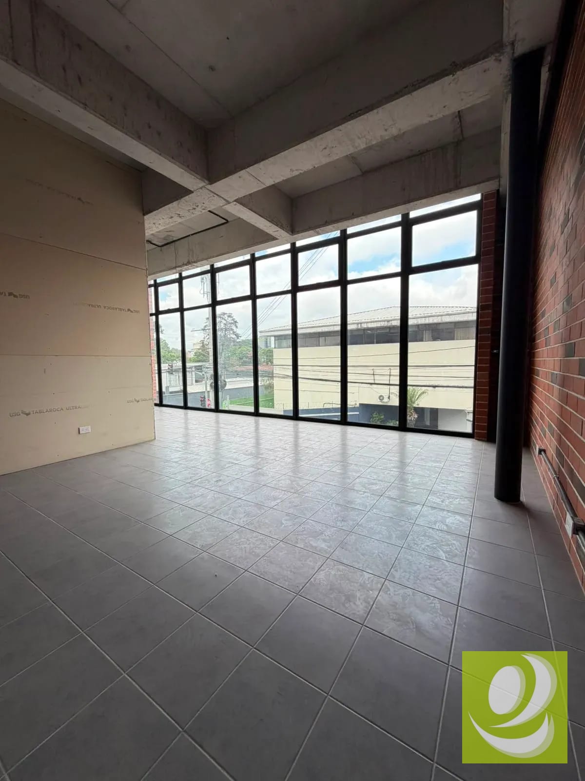 🏢 ¡IMPULSA TU NEGOCIO EN UNA DE LAS MEJORES UBICACIONES DE LA CIUDAD! — Local en Alquiler en Fiamene, Zona 10, Guatemala, Ciudad — foto 4 de 6