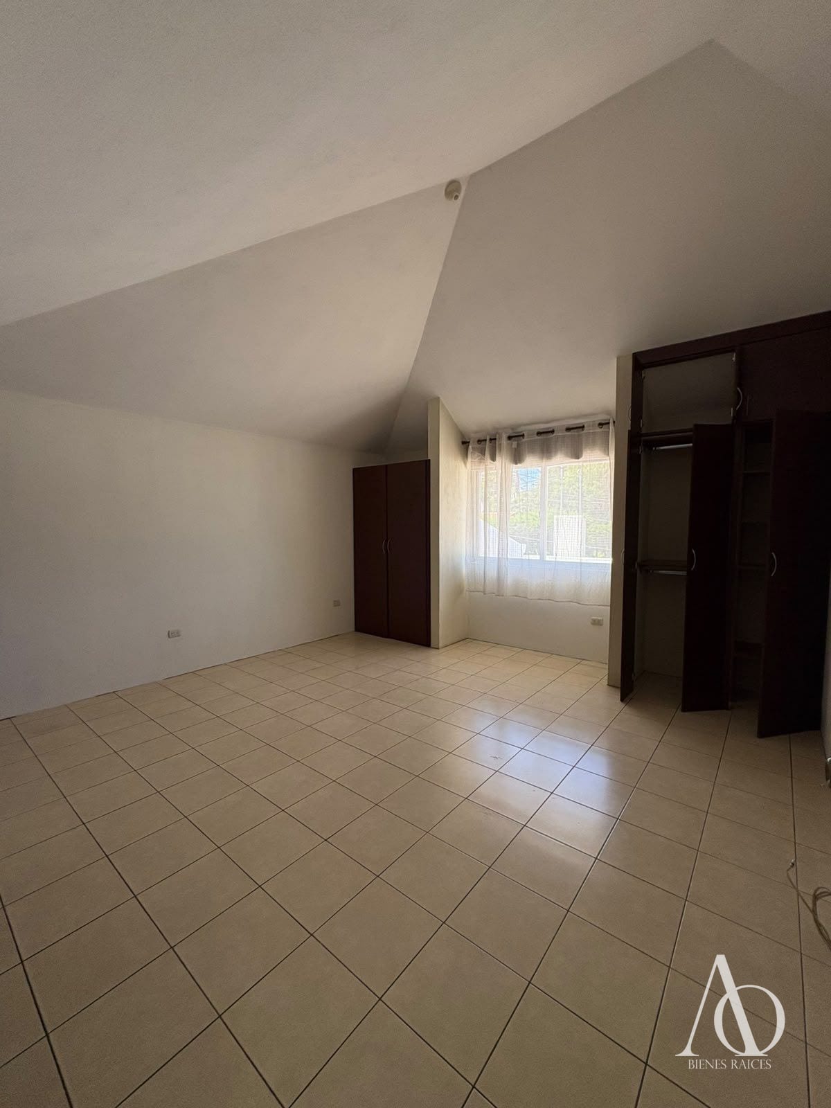 Casa en Alquiler Jardines de San Isidro, zona 16 / EN DIRECTO — Casa en Alquiler en Jardines de San Isidro, Zona 16, Guatemala, Ciudad — foto 2 de 17