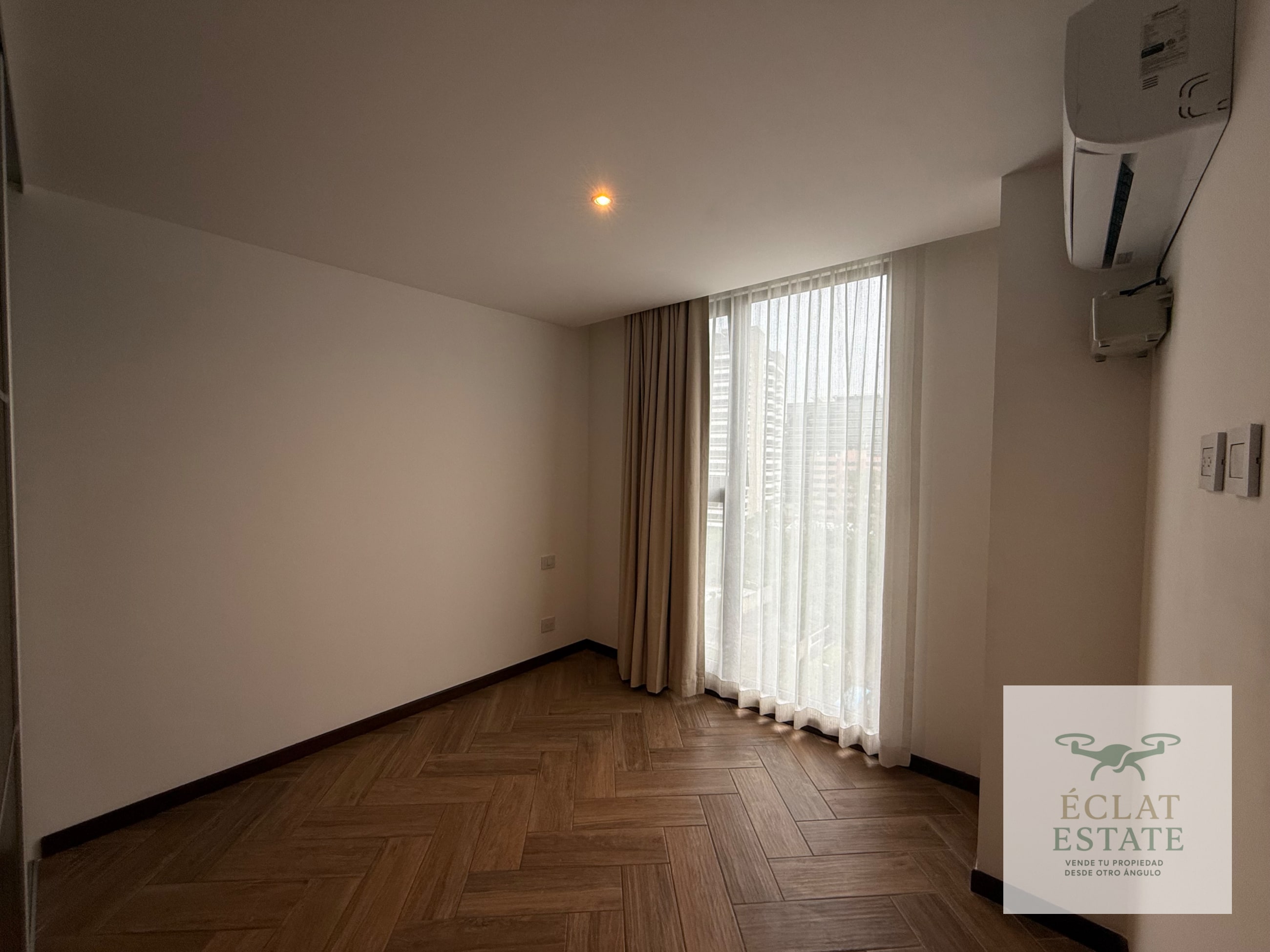 Apartamento de 3 habitaciones + hab. de servicio en renta en zona 10 - 7